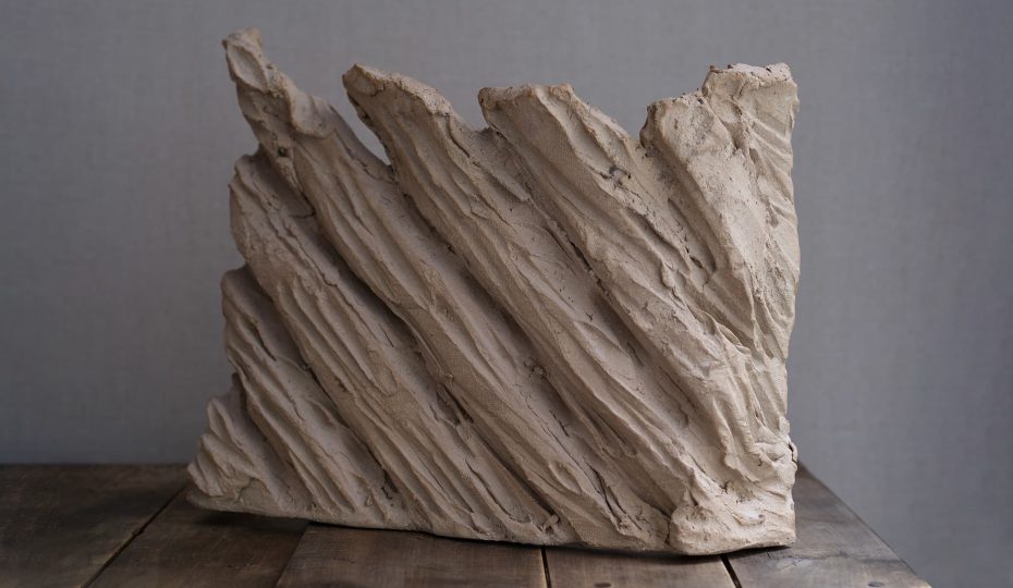 Pierre Culot (1938-2011)
Chapiteau inspiré de la Victoire de Samothrace
(1990)
Stoneware sculpture
H 45 x W 51 x D 16 cm