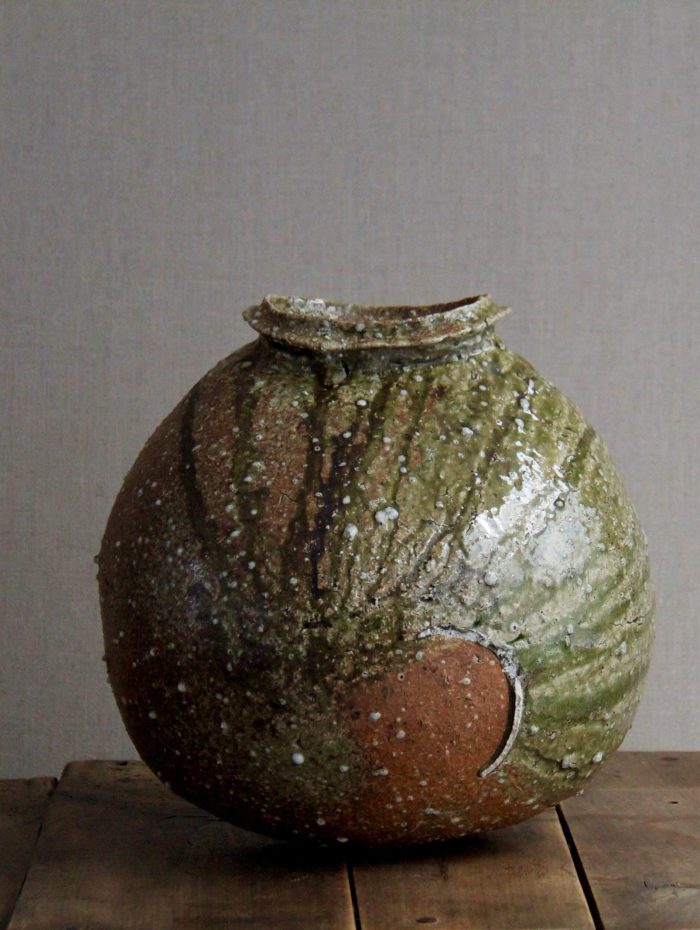 Shiro Tsujimura (b.1947)
Iga tsubo, ca. 2015
Stoneware, ash glazing
H 38 x 36 cm