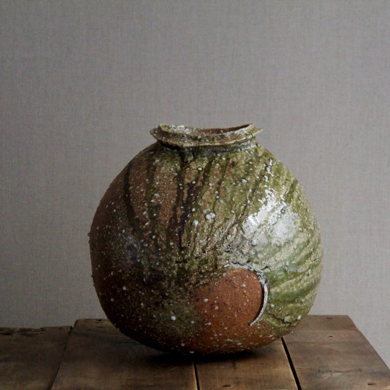 Shiro Tsujimura (b.1947)
Iga tsubo, ca. 2015
Stoneware, ash glazing
H 38 x 36 cm